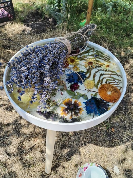 Унікальний столик з квітковою заливкою епоксидною смолою