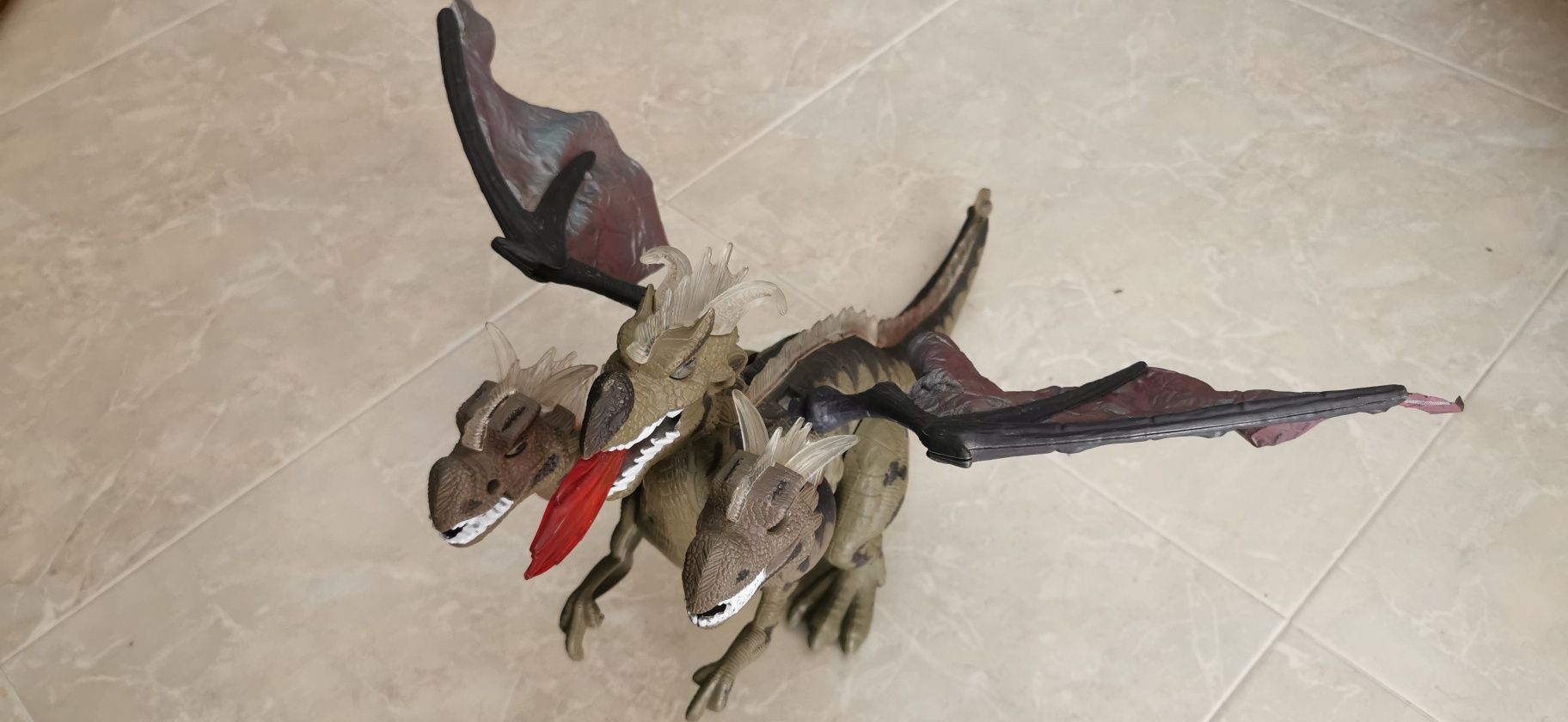 Dinossauro 3 cabeças com luz e som