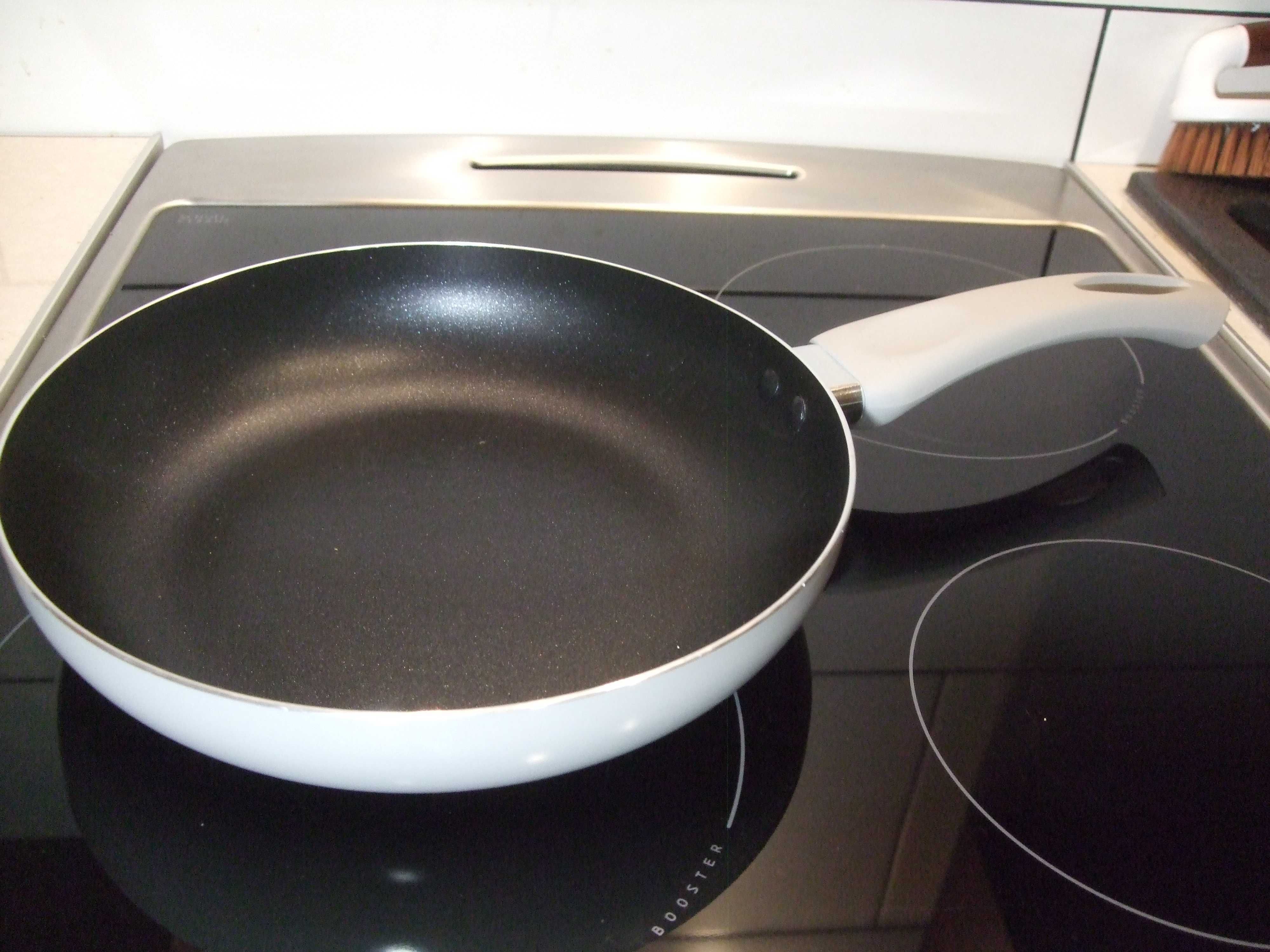 PATELNIA Z POWŁOKĄ NON-STICK (nieprzywierającą) 24cm Szara. SMUKEE