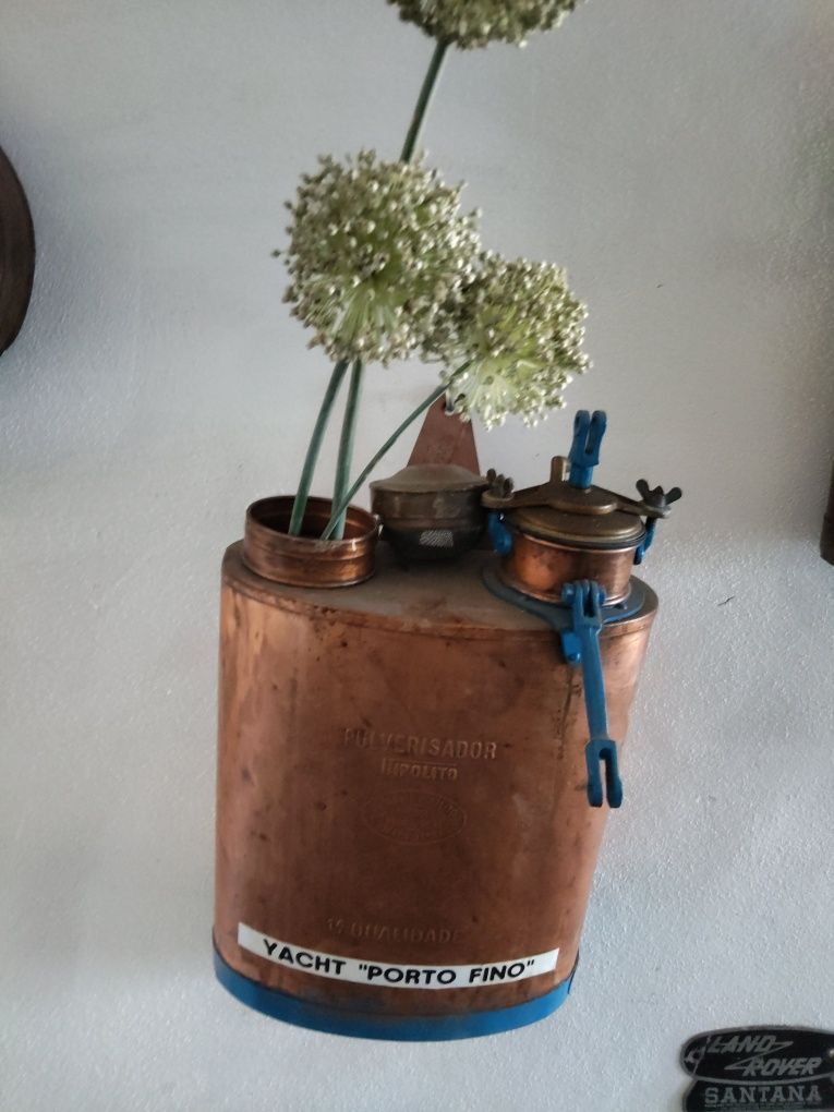 Aumotolia e outros objetos decorativos em latão e cobre,prata.
