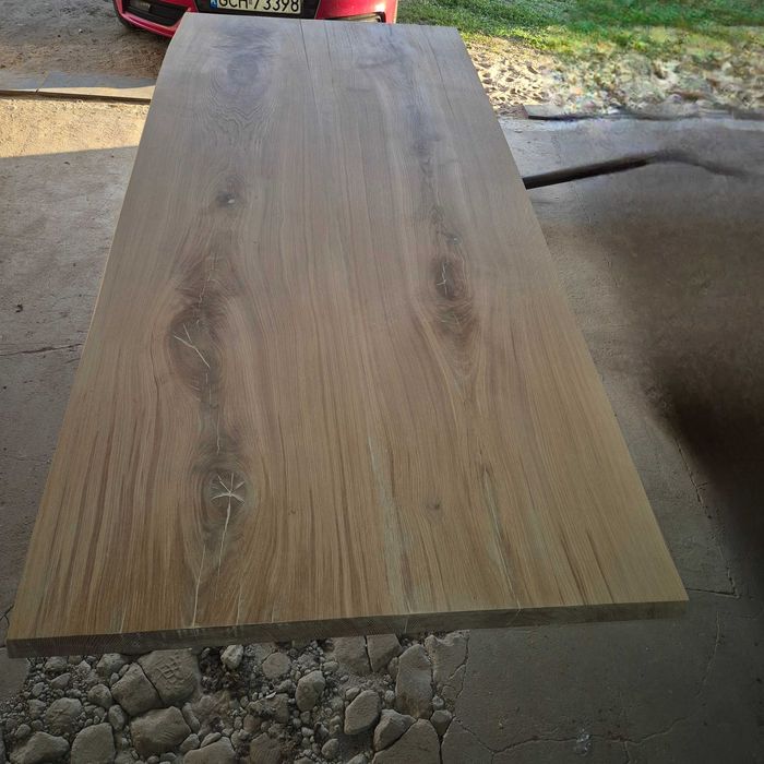 Nowoczesny stół dębowy.