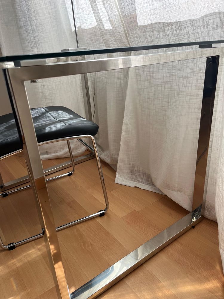 Mesa de Vidro e cadeira de pele sintética
