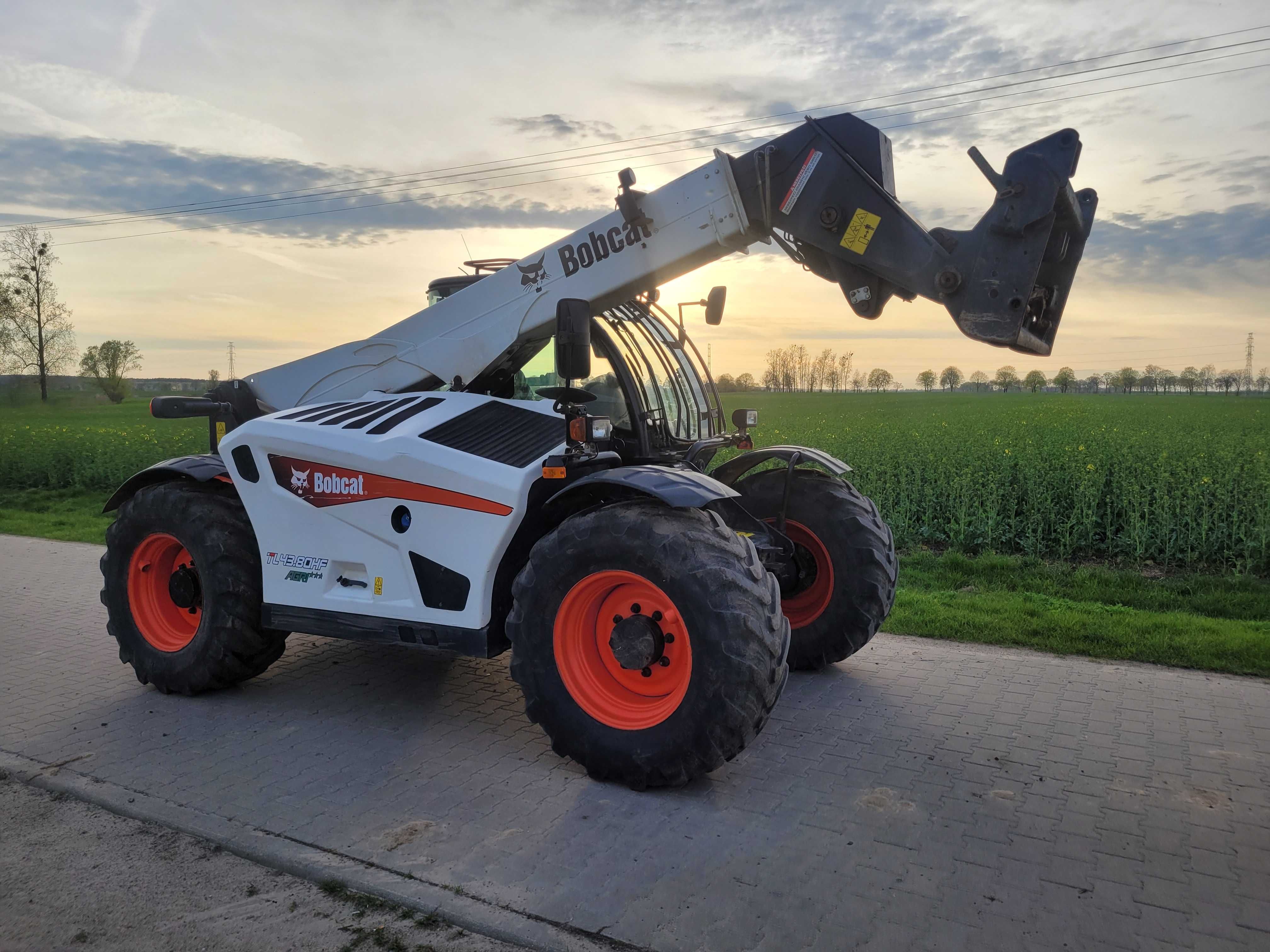 Ladowarka JCB 541/70,MANITOU 845, bobcat 43 80 hf Sprowadzona