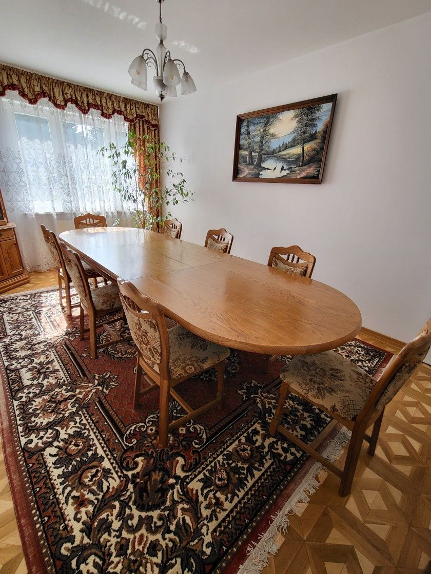Dębowy komplet do jadalni stół, krzesła, komoda, witryna