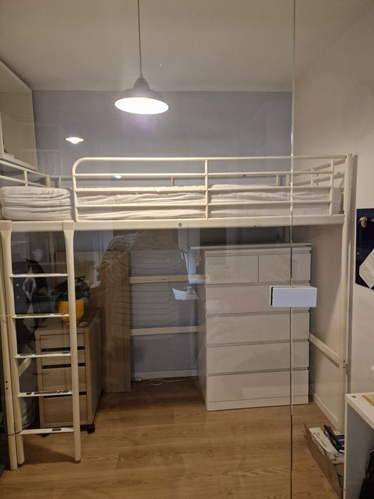 Łóżko metalowe na antresoli