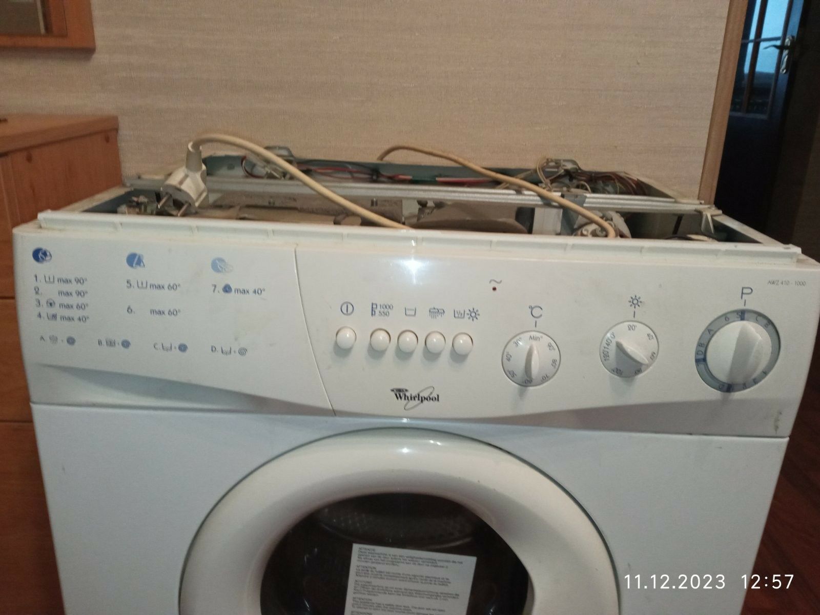 Продам Whirpool стиральную машину на запчасти