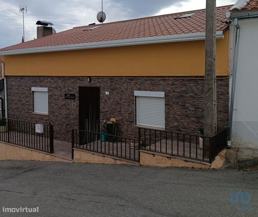 Casa T4 em Azinhoso de 100,00 m2