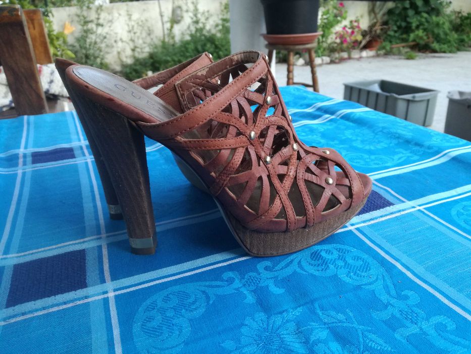 Sandálias socas moules em pele da Guess