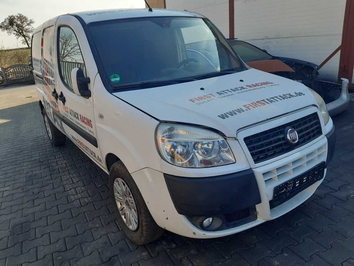 Fiat Doblo maxi Lampy tylne błotnik lewy drzwi  oś tylna  249