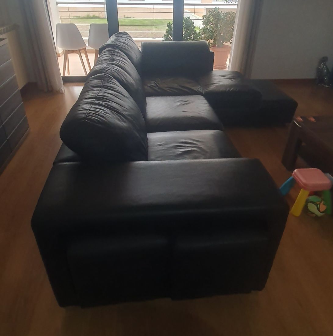 Sofá chaise long com 2 puffs