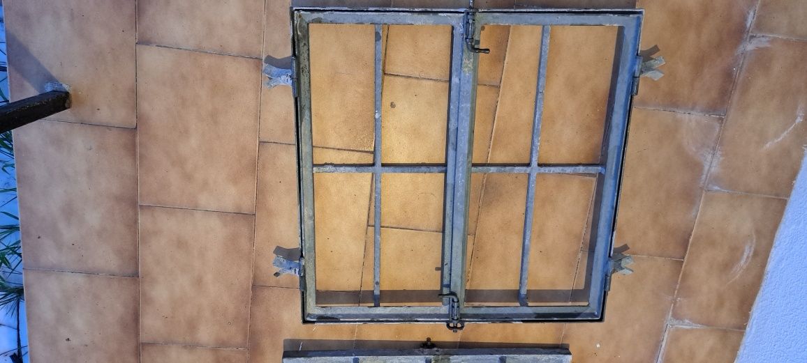 Janelas de ferro com grades