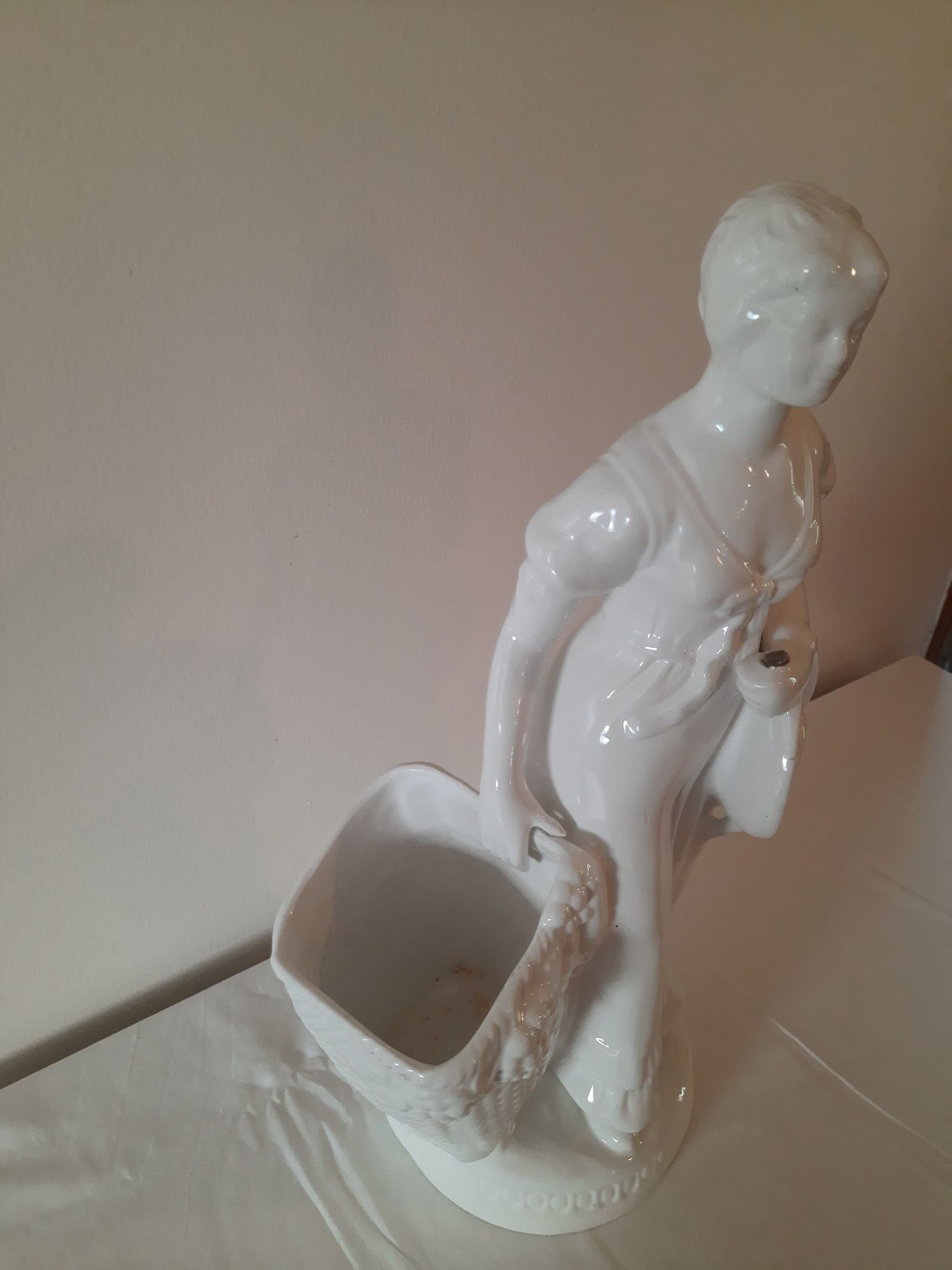 Boneca em cerâmica com floreira