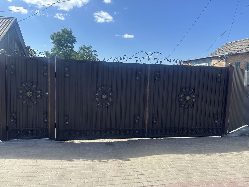 Таунтаус з закритотою територією та великою парковкою 3 сотки землі