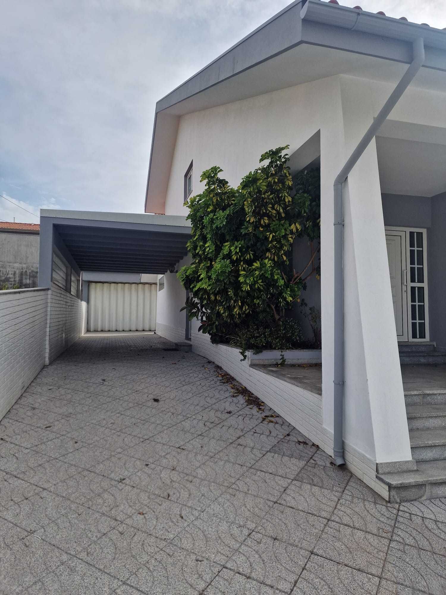 aceita-se permuta
Vivenda T3+1 de 4 frentes
remodelada