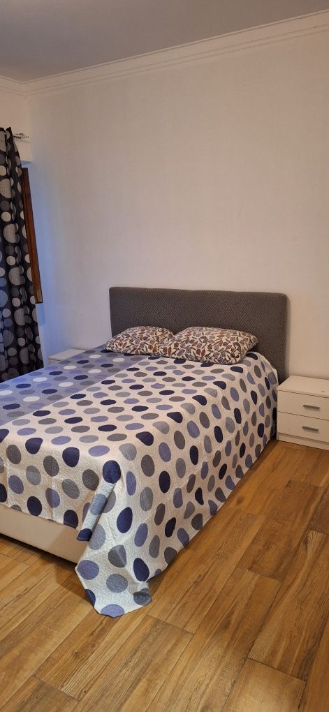 Alugo quarto de casal com casa de banho privada