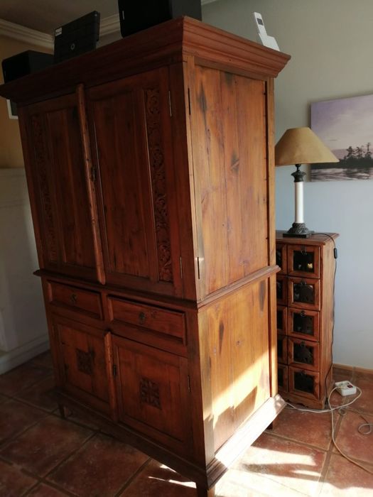 Armário com 4 portas e 2 gavetas