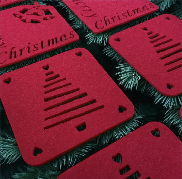 Świąteczne czerwone podkładki maty pod drinki Marks & Spencer 8 sztuk