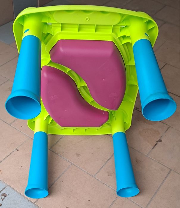 Plastikowy stolik dziecięcy
