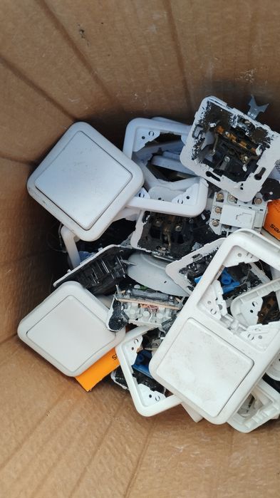 Material eléctrico tomadas interruptores comutadores
