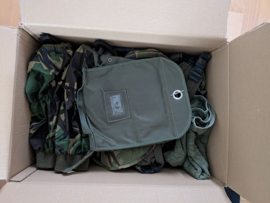 Lote Fardas e Material Militar