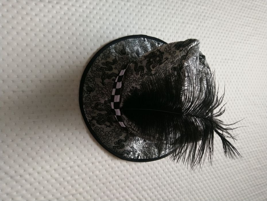 Карнавальний фрак з безрукавкою і капелюшком М розмір