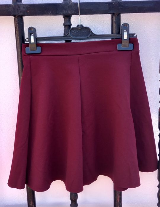 Saia bordô, tamanho S da Bershka 4€