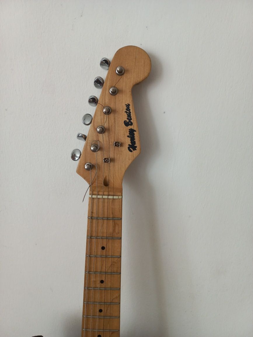 Guitarra elétrica Harley Benton a funcionar -stratocaster