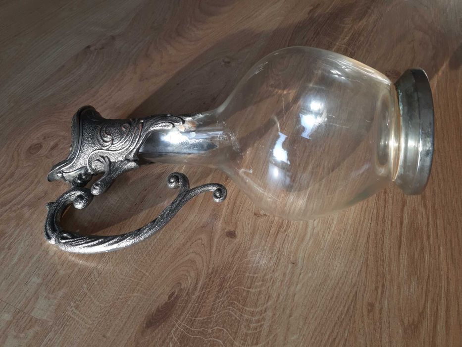 Karafka na wino w neoklasycystycznym stylu