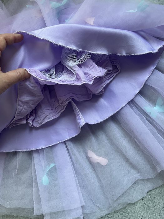 Розкішна бузькова сукня з метеликами на 1 рік