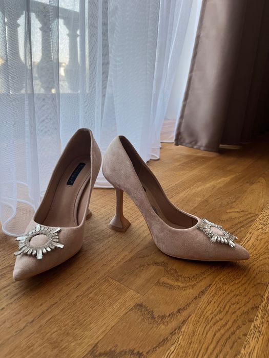 Туфлі з брошкою бежеві