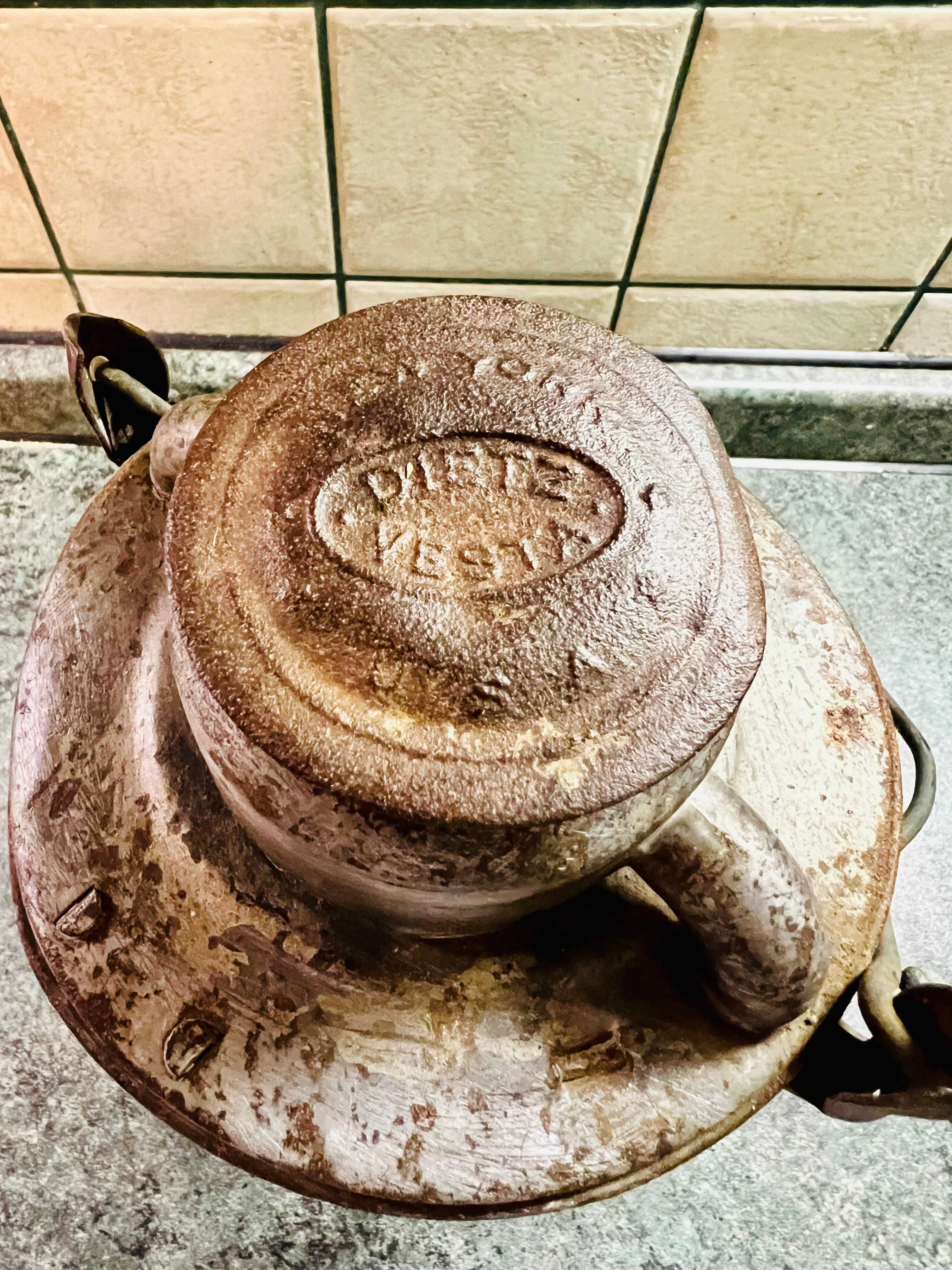 Lampa naftowa wozowa DIETZ VESTA okres II Wojny Światowej z NY w USA