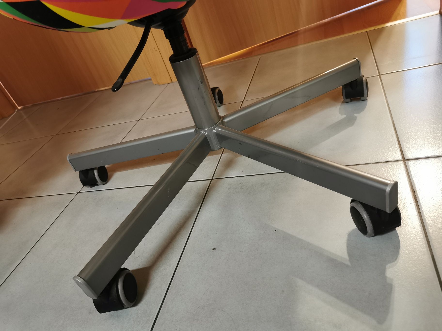 SKRUVSTA Ikea krzesło obrotowe biurowe (uszkodzone]