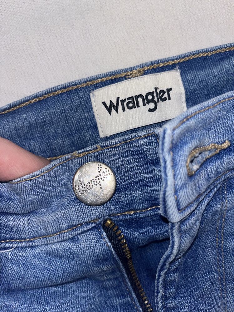 Krótkie modne spodenki jeansowe Wrangler