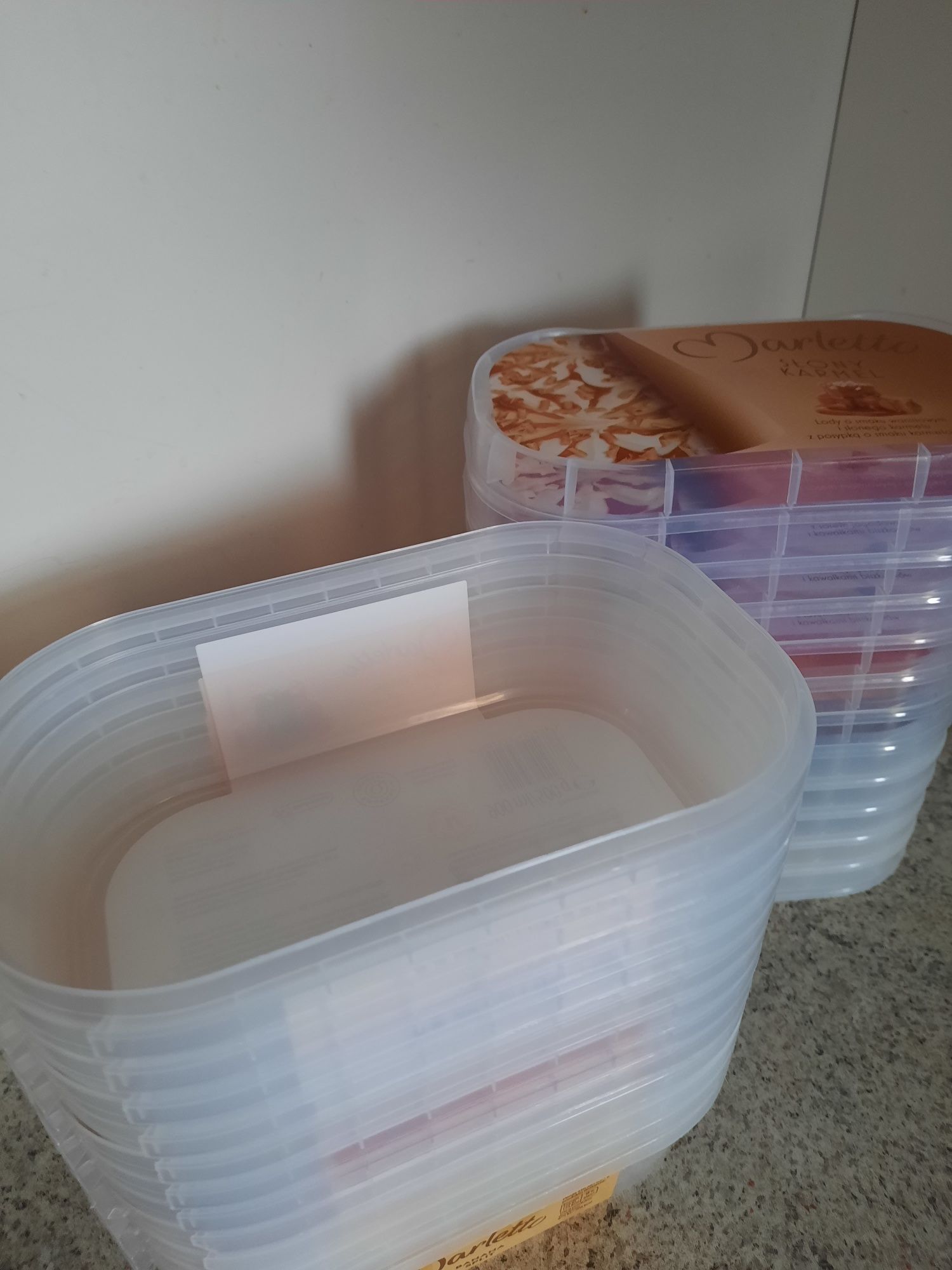 Plastikowe pojemniki. Nadają się do żywności. Można w nich mrozić.
