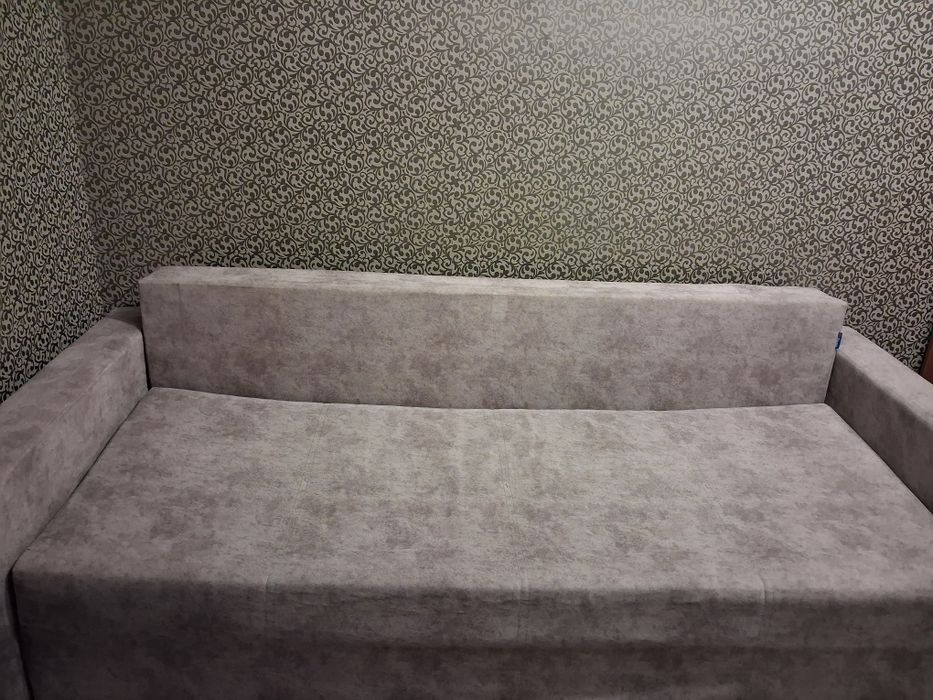 Продам диван в задовільному стані. Ціна  5000 грн.