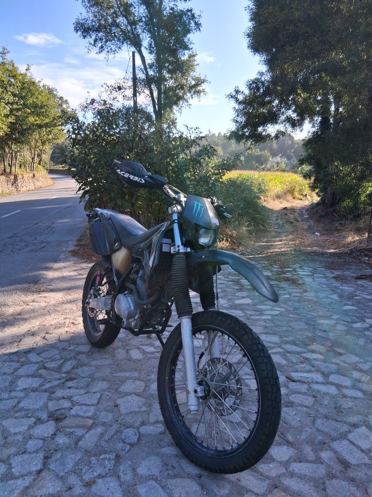 AJP 125 de 2005 com pneus mistos