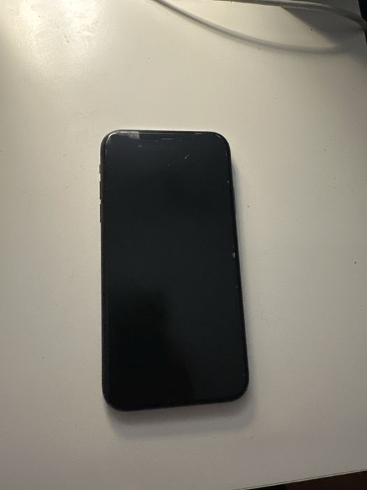 Iphone 11 em bom estado com 5 capas personalizadas