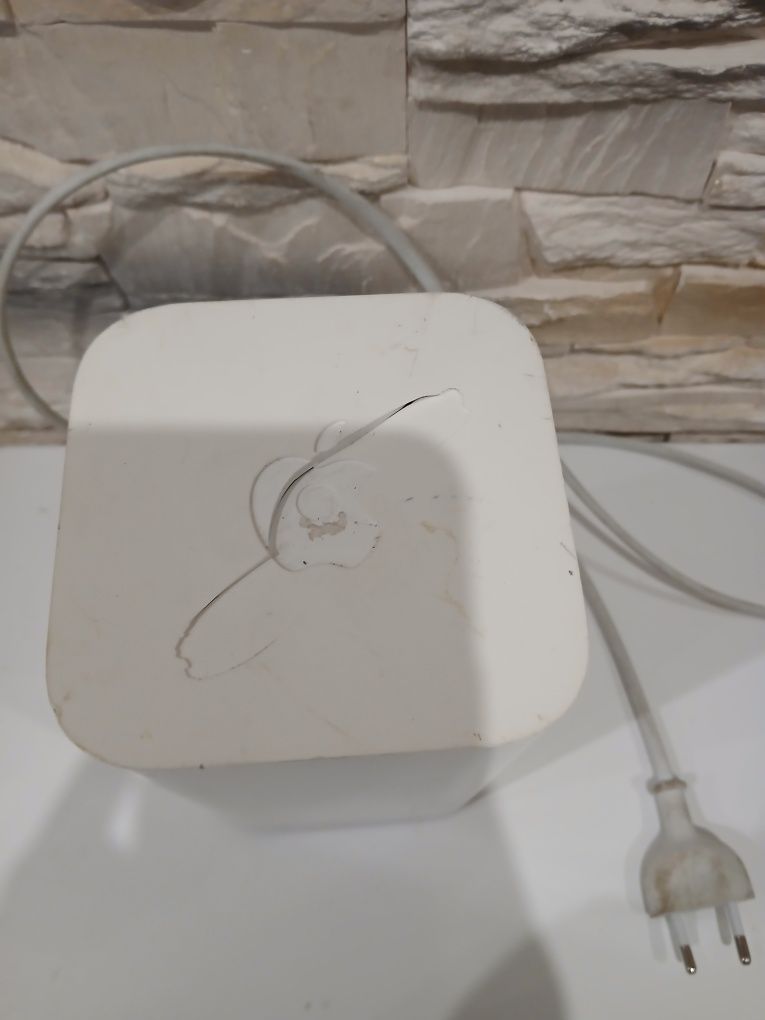 Apple     router