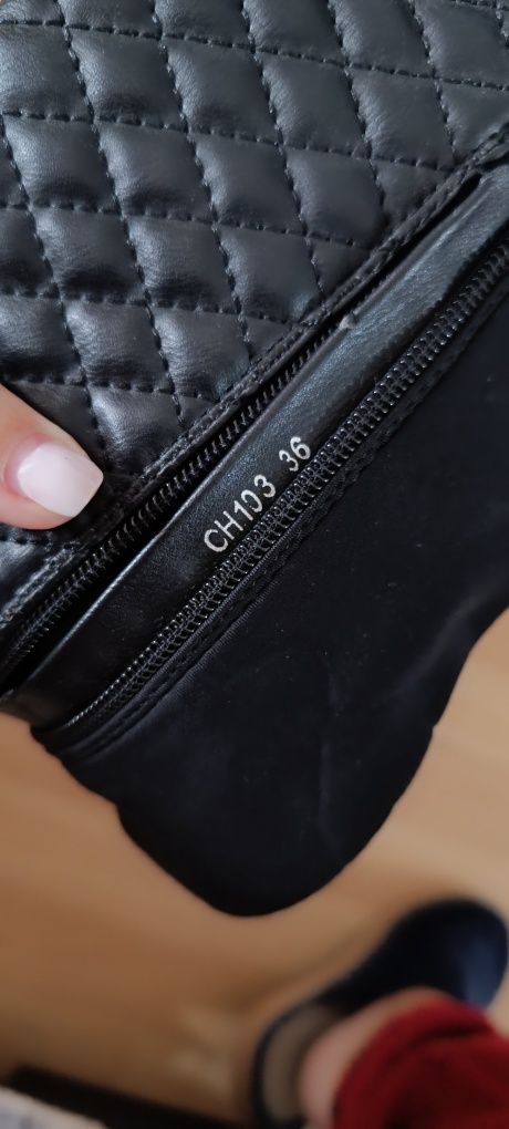 Botas pretas acima do joelho de salto alto. Tamanho 36. Usadas