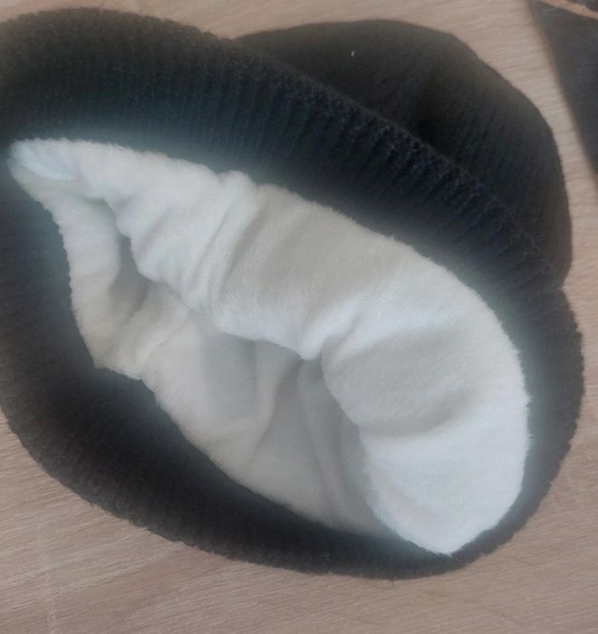 Czarna ciepła czapka damska Wewnątrz polar