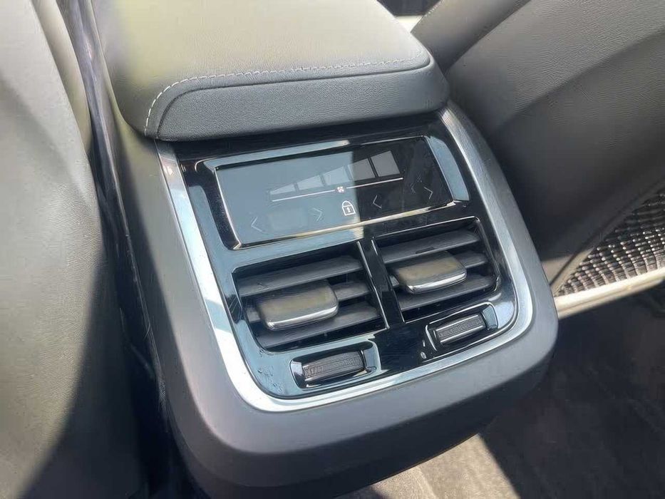 Volvo XC60 B6 R-Design      2022