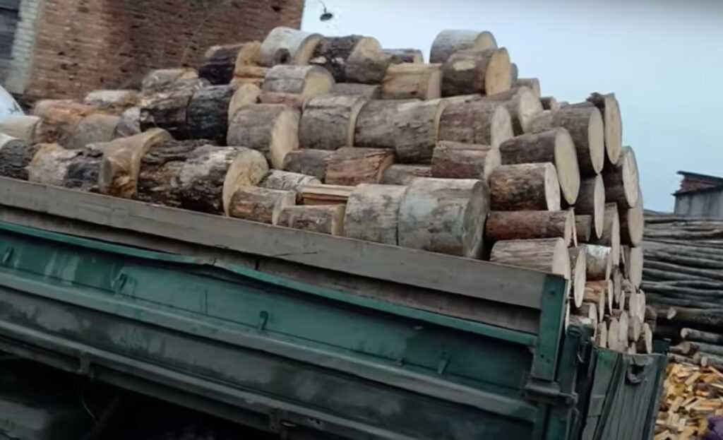Купить дрова из дуба. Есть разные породы. Колотые, метровые. 7 скм