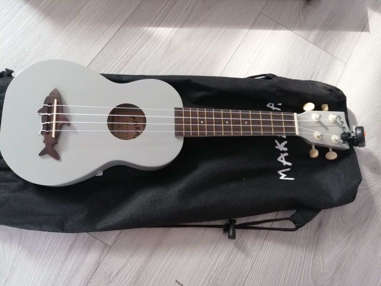 Ukulele makala szare