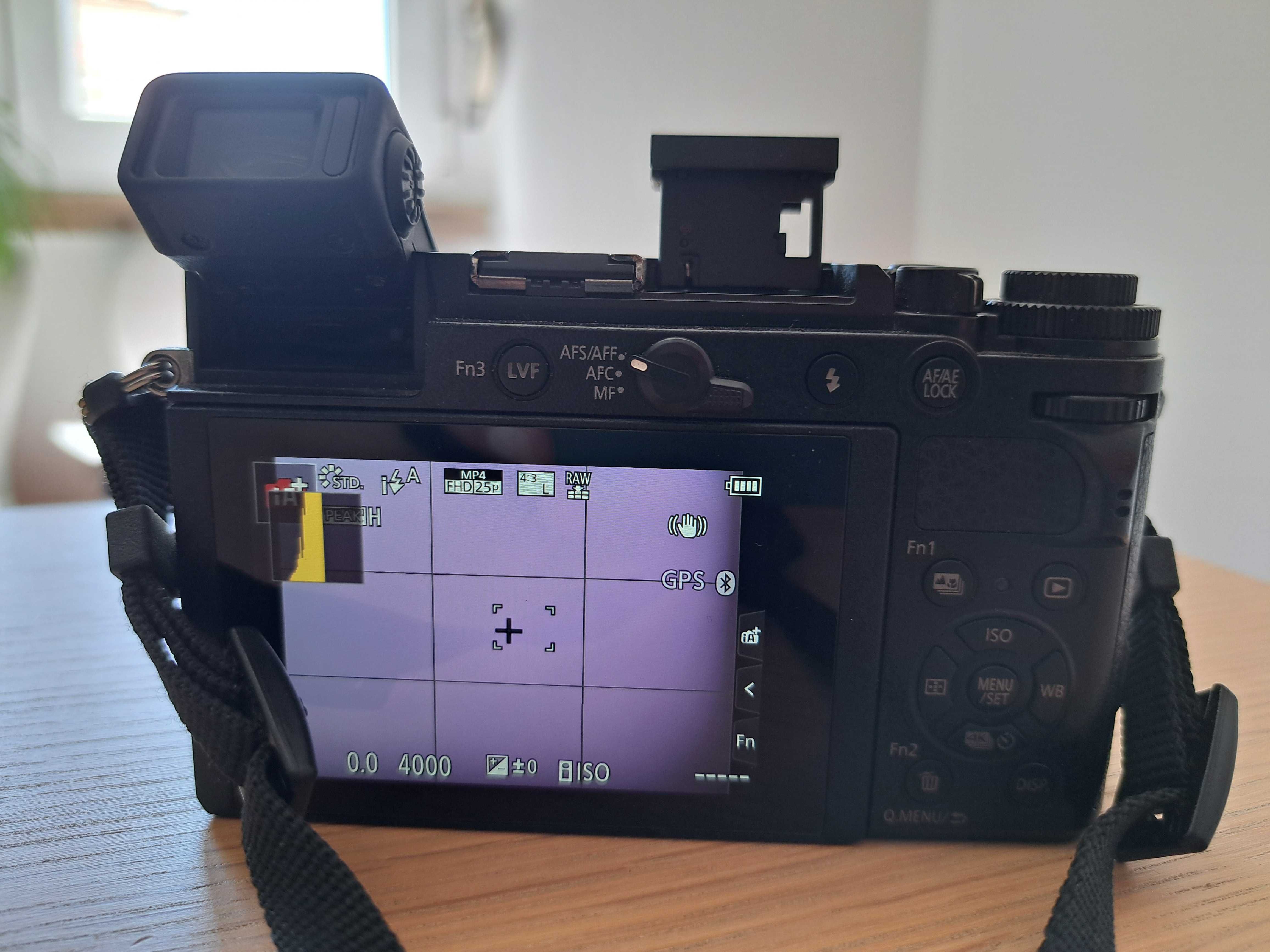 Panasonic Lumix DC-GX9 na caixa com carregador e duas baterias extra