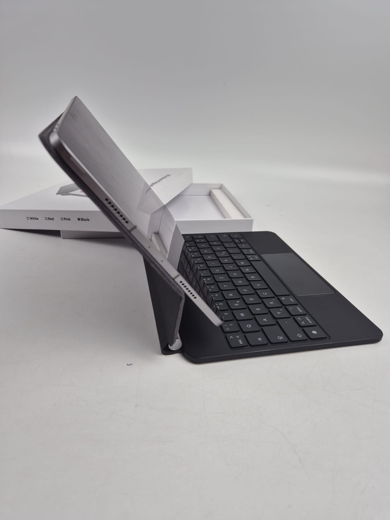 Klawiatura z etui na iPad pro 11,magnetyczna ,niemiecki układ klawiszy