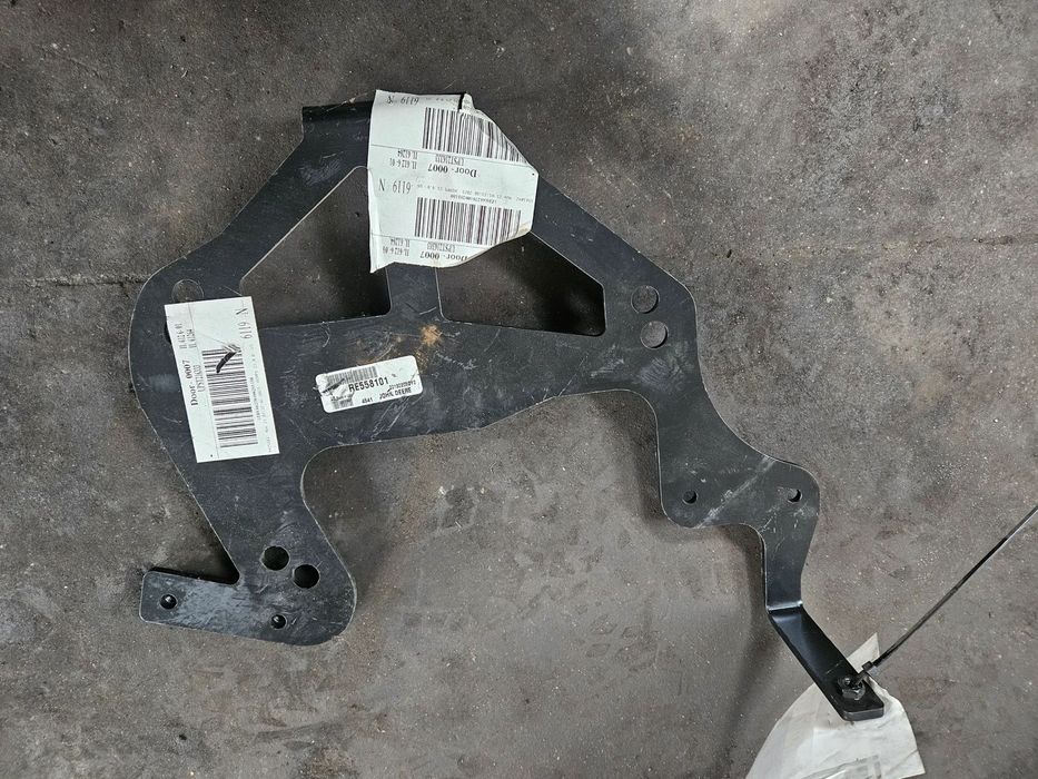 Sprzedam wspornik tłumika RE558101 ( NOWY!!! ) John Deere 7280R 6090 6090RW402