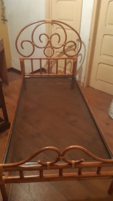 Cama artesanal em óptimo estado, com colchão incluído.