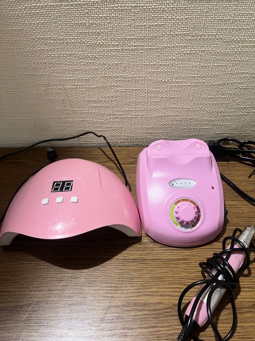 Фрезер та лампа для манікюру рожевого кольору