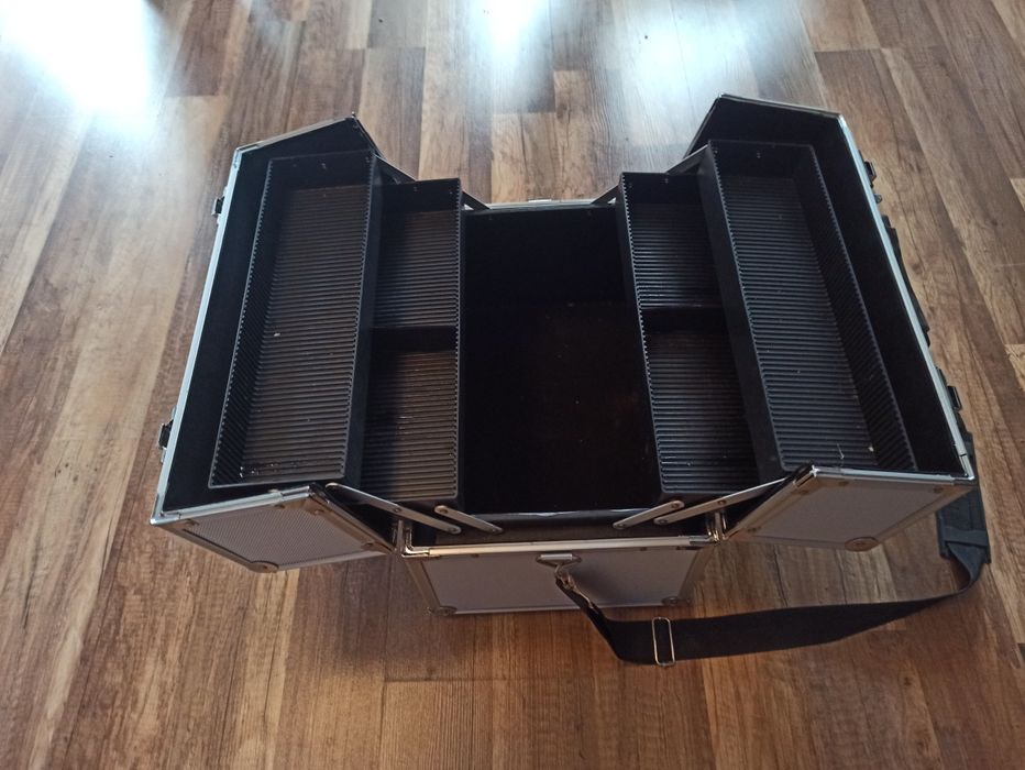 Skrzynka narzedziowa / kufetrk na kosmetyki