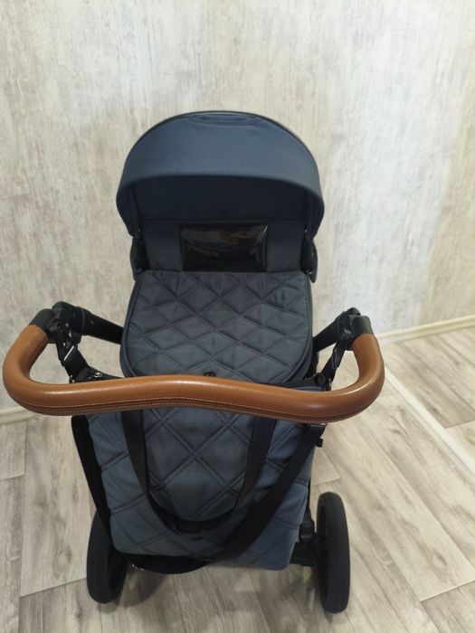 Коляска 2 в 1 Roan Ivi в сірому кольорі.